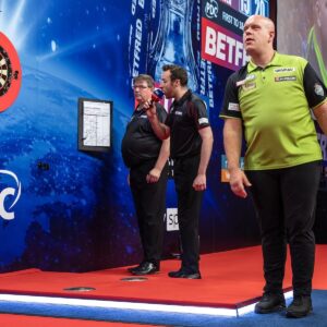 Elmar Paulke Instagram - Weiß nicht, ob es Euch genauso geht? Das World Matchplay hallt bei mir noch nach. Es hat mal wieder großen Bock gemacht, auch der Austausch mit Euch. Vielen Dank dafür und natürlich auch @dazn_de!!! 

Luke Humphries hat sich völlig verdient diesen ersten Sieg von Blackpool geholt. In jedem einzelnen Match spielt er einen 100  Avg. 

MVG ist am Ende an seinen Doppeln gescheitert. Dennoch bemerkenswert, wie er trotz dieser Probleme das QF vs Gilding und das SF vs Smith gewinnt. 

Und Beau Greaves verteidigt ihren Titel in einem großartigen Finale, in dem sie einen 99er Avg spielt. Wartet mal ab, was wir von Ihr noch alles erleben werden. 

Game On!