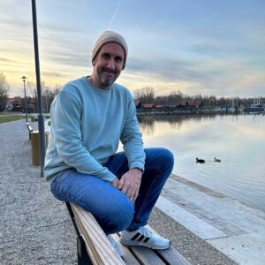 Elmar Paulke Instagram - Kommt gut ins Wochenende!!! ☀️
Später gibt‘s die Darts-Challenge!🎯

Game On!