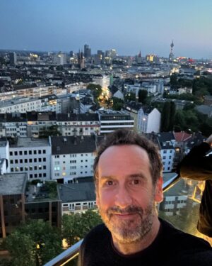 Elmar Paulke Instagram - Gestern Abend noch gechillt den Blick von ziemlich weit oben hier in #düsseldorf genossen.
Heute geht’s aus dem Oberrang des @psdbankdome bei der Autoball-EM 2024 zur Sache. LIVE ab 20.15 Uhr @prosieben!!

Freue mich drauf! ⚽️🎯💪
Game On!