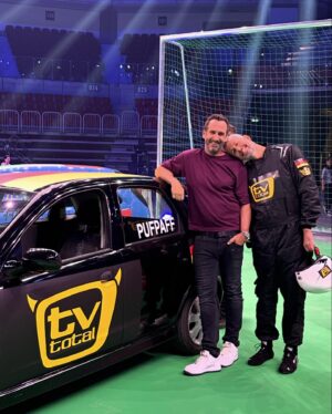 Elmar Paulke Instagram - Tomorrow my friends, die Autoball-EM, LIVE ab 20.15 Uhr @prosieben. 8 Nationen, @sebastianpufpaff für Deutschland 🇩🇪… @stevengaetjen moderiert, Reporterin @lauramahofmann und ich singe 🎤… come ooonnn.