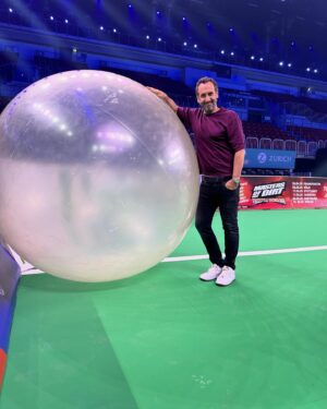 Elmar Paulke Instagram - Tomorrow my friends, die Autoball-EM, LIVE ab 20.15 Uhr @prosieben. 8 Nationen, @sebastianpufpaff für Deutschland 🇩🇪… @stevengaetjen moderiert, Reporterin @lauramahofmann und ich singe 🎤… come ooonnn.