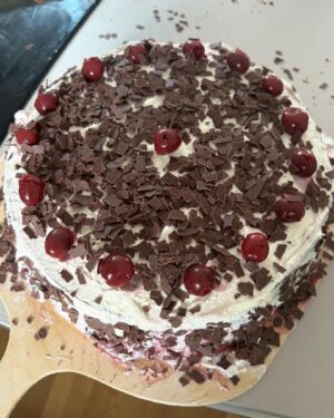 Elmar Paulke Instagram - Ok, nicht perfekt, aber für Platz 2 beim Großen Backen reichts immer 😂🎯✌🏻

Schwarzwälderkirschtorte mit fertigem Boden ☝🏻😇

Ich hätte gerne ein wenig Lob bitte😁