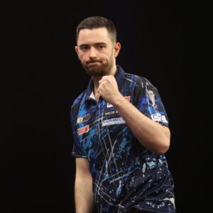 Elmar Paulke Instagram - Luke Humphries führt die Premier League mit 22 Punkten an. Gestern in Dublin gelingt ihm der 3. Tagessieg in Serie. Er hat 9 Matches in Folge gewonnen, hat in 9 von 10 Partien einen Avg von über 100 gespielt. 

Seine Konstanz ist atemberaubend! Gestern spielte er bei seinen drei Siegen drei Averages von 104 :: 106, knapp 105 und 105,53.

Mal sehen, ob er nächste Woche der erste Spieler sein wird, der bei diesem Modus 4 Tagessiege in Folge einfahren kann!!!