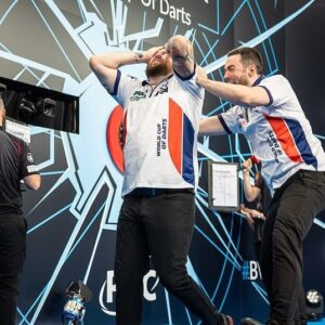 Elmar Paulke Instagram - England gewinnt nach 2016 mal wieder den World Cup of Darts. 🏆 Zum 5. Mal!!!! Die Dominanz der Engländer aktuell im Darts findet bei dieser Team-WM seine Fortsetzung! Luke Humphries und Michael Smith agierten in einer eigenen Liga!
Im Finale besiegten sie Österreich mit 10:6. 
Dass Mensur Suljovic und Rowby-John Rodriguez es zum zweiten Mal nach 2021 ins Finale geschafft haben, ist sensationell, als Nr. 53 und 56 der Welt. Damit sind sie für den Grand Slam of Darts qualifiziert, was für den Erhalt der TourCard entscheidend sein könnte.

Vielen Dank für ein wunderbares Wochenende @dazn_de !  Vielen Dank @maximiser180! Der World Cup of Darts wird irgendwie mit jedem Jahr besonderer. Cool. Game On! 🎯