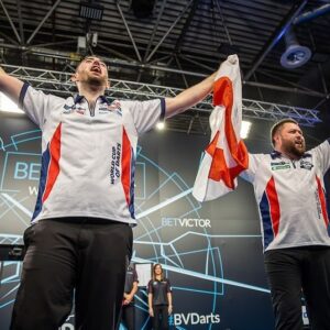 Elmar Paulke Instagram - England gewinnt nach 2016 mal wieder den World Cup of Darts. 🏆 Zum 5. Mal!!!! Die Dominanz der Engländer aktuell im Darts findet bei dieser Team-WM seine Fortsetzung! Luke Humphries und Michael Smith agierten in einer eigenen Liga!
Im Finale besiegten sie Österreich mit 10:6. 
Dass Mensur Suljovic und Rowby-John Rodriguez es zum zweiten Mal nach 2021 ins Finale geschafft haben, ist sensationell, als Nr. 53 und 56 der Welt. Damit sind sie für den Grand Slam of Darts qualifiziert, was für den Erhalt der TourCard entscheidend sein könnte.

Vielen Dank für ein wunderbares Wochenende @dazn_de !  Vielen Dank @maximiser180! Der World Cup of Darts wird irgendwie mit jedem Jahr besonderer. Cool. Game On! 🎯