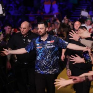 Elmar Paulke Instagram - Luke Humphries führt die Premier League mit 22 Punkten an. Gestern in Dublin gelingt ihm der 3. Tagessieg in Serie. Er hat 9 Matches in Folge gewonnen, hat in 9 von 10 Partien einen Avg von über 100 gespielt. 

Seine Konstanz ist atemberaubend! Gestern spielte er bei seinen drei Siegen drei Averages von 104 :: 106, knapp 105 und 105,53.

Mal sehen, ob er nächste Woche der erste Spieler sein wird, der bei diesem Modus 4 Tagessiege in Folge einfahren kann!!!