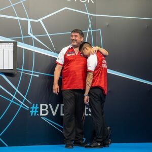 Elmar Paulke Instagram - England gewinnt nach 2016 mal wieder den World Cup of Darts. 🏆 Zum 5. Mal!!!! Die Dominanz der Engländer aktuell im Darts findet bei dieser Team-WM seine Fortsetzung! Luke Humphries und Michael Smith agierten in einer eigenen Liga!
Im Finale besiegten sie Österreich mit 10:6. 
Dass Mensur Suljovic und Rowby-John Rodriguez es zum zweiten Mal nach 2021 ins Finale geschafft haben, ist sensationell, als Nr. 53 und 56 der Welt. Damit sind sie für den Grand Slam of Darts qualifiziert, was für den Erhalt der TourCard entscheidend sein könnte.

Vielen Dank für ein wunderbares Wochenende @dazn_de !  Vielen Dank @maximiser180! Der World Cup of Darts wird irgendwie mit jedem Jahr besonderer. Cool. Game On! 🎯