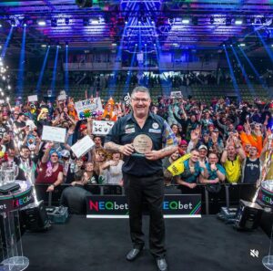 Elmar Paulke Instagram - 10 Jahre nach seinem ersten European Tour Titel schlägt Gary Anderson nochmal zu und gewinnt den European Darts Grand Prix im Glaspalast von Sindelfingen. Im Finale mit 8:6 vs Ross Smith. 

Glückwunsch Gary! Es ist sein 52. PDC-Titel und da werden wohl noch ein paar folgen 😁🎯

Game On!