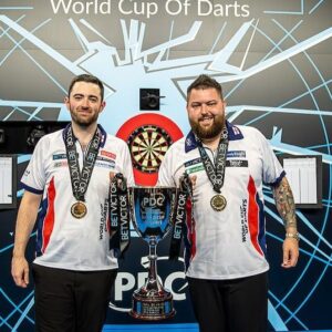 Elmar Paulke Instagram - England gewinnt nach 2016 mal wieder den World Cup of Darts. 🏆 Zum 5. Mal!!!! Die Dominanz der Engländer aktuell im Darts findet bei dieser Team-WM seine Fortsetzung! Luke Humphries und Michael Smith agierten in einer eigenen Liga!
Im Finale besiegten sie Österreich mit 10:6. 
Dass Mensur Suljovic und Rowby-John Rodriguez es zum zweiten Mal nach 2021 ins Finale geschafft haben, ist sensationell, als Nr. 53 und 56 der Welt. Damit sind sie für den Grand Slam of Darts qualifiziert, was für den Erhalt der TourCard entscheidend sein könnte.

Vielen Dank für ein wunderbares Wochenende @dazn_de !  Vielen Dank @maximiser180! Der World Cup of Darts wird irgendwie mit jedem Jahr besonderer. Cool. Game On! 🎯