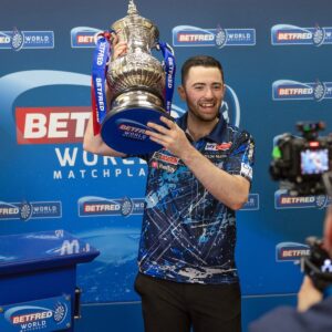 Elmar Paulke Instagram - Weiß nicht, ob es Euch genauso geht? Das World Matchplay hallt bei mir noch nach. Es hat mal wieder großen Bock gemacht, auch der Austausch mit Euch. Vielen Dank dafür und natürlich auch @dazn_de!!! 

Luke Humphries hat sich völlig verdient diesen ersten Sieg von Blackpool geholt. In jedem einzelnen Match spielt er einen 100  Avg. 

MVG ist am Ende an seinen Doppeln gescheitert. Dennoch bemerkenswert, wie er trotz dieser Probleme das QF vs Gilding und das SF vs Smith gewinnt. 

Und Beau Greaves verteidigt ihren Titel in einem großartigen Finale, in dem sie einen 99er Avg spielt. Wartet mal ab, was wir von Ihr noch alles erleben werden. 

Game On!