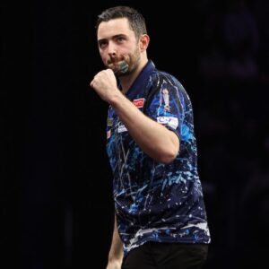 Elmar Paulke Instagram - Luke Humphries führt die Premier League mit 22 Punkten an. Gestern in Dublin gelingt ihm der 3. Tagessieg in Serie. Er hat 9 Matches in Folge gewonnen, hat in 9 von 10 Partien einen Avg von über 100 gespielt. 

Seine Konstanz ist atemberaubend! Gestern spielte er bei seinen drei Siegen drei Averages von 104 :: 106, knapp 105 und 105,53.

Mal sehen, ob er nächste Woche der erste Spieler sein wird, der bei diesem Modus 4 Tagessiege in Folge einfahren kann!!!