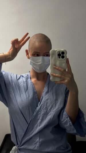 Éloïse Appelle Instagram - Hier, le 10 juillet 2024 j’ai reçu ma dernière injection de chimiothérapie, alors le combat n’est  pas fini, il y a encore un peu de chemin à parcourir mais c’est déjà une première étape de franchi et pas des moindres! ✨

C’était clairement l’une des épreuves les plus difficile de ma vie. 
Mais après des « années passé dans le noir » j’ai retrouvé cette lumière qui brillait en moi, cette flamme intérieur qui ne demande qu’à vivre. Après avoir perdu un bout de moi, mon petit frère, j’avais perdu cette joie de vivre qui m’animait et finalement aujourd’hui ce combat m’as permis de réaliser à quel point je voulais VIVRE et à quel point il était temps pour moi de vivre mes rêves car personne ne les vivra pour moi! 

Je me revois encore ce 08 février 2024 toute fragile face à ce chaos que je m’apprêtais à traverser pour finalement me retrouver aujourd’hui face à moi-même plus forte que jamais, et surtout délestée de cette souffrance intérieur, elle est là ma plus belle victoire. 

Et je tenais tout particulièrement à vous remercier pour tous vos messages, votre amour, votre soutien, MERCI À VOUS d’avoir été si présent, je suis tellement reconnaissante pour ça! 
Merci à mes proches et à mon amour @anthonacca d’avoir traversé ça avec moi et d’avoir su m’aider à me relever après chaque chimio!
Et merci au personnels soignant qui ce démène chaque jours pour leurs patients, vous comptez tellement dans ce chemin! 

AIMEZ, VIVEZ, VIBREZ c’est tout ce qu’il faut retenir 🤍💫