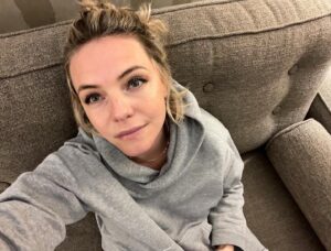 Eloise Mumford Instagram - hi are you also matching the couch and watching love is blind?