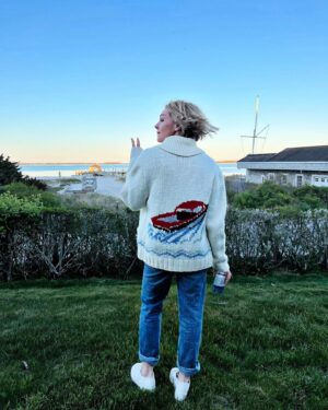 Eloise Mumford Instagram - summer sweater ⚓️
