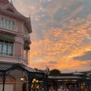 Eloise van Oranje Instagram - bedankt @disneylandparis voor deze uitnodiging bij jullie geweldige park. ik ben dankbaar dat ik ook deze 3 vriendinnen mee mocht nemen, want we hebben het zo leuk gehad samen 🥹 alles van het weekend was perfect, op mijn recente tiktok zie je het meer in detail. in het bijzonder bedankt aan rutger van @disneynl voor de organisatie #uitnodiging