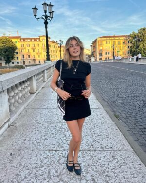 Eloise van Oranje Instagram - wat is Italië toch een fantastisch land 🤌 we begonnen onze reis in de prachtige heuvels van Toscane, vervolgens hebben we een paar dagen doorgebracht in Florence, zijn (per ongeluk) naar Rome gegaan en eindigden in Verona. ik ben vooral verrast door de prachtige straten van Verona - die zijn niet normaal! telkens wanneer ik in Italië ben, kom ik volledig tot rust, vooral omdat ik met mijn beste vriendinnen ben 🫶 ik had dit echt nodig

enorm bedankt voor al jullie tips, trouwens! ik heb ze allemaal opgeslagen in mijn ‘travels’ hoogtepunt 🍷