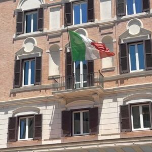 Eloise van Oranje Instagram - wat is Italië toch een fantastisch land 🤌 we begonnen onze reis in de prachtige heuvels van Toscane, vervolgens hebben we een paar dagen doorgebracht in Florence, zijn (per ongeluk) naar Rome gegaan en eindigden in Verona. ik ben vooral verrast door de prachtige straten van Verona - die zijn niet normaal! telkens wanneer ik in Italië ben, kom ik volledig tot rust, vooral omdat ik met mijn beste vriendinnen ben 🫶 ik had dit echt nodig

enorm bedankt voor al jullie tips, trouwens! ik heb ze allemaal opgeslagen in mijn ‘travels’ hoogtepunt 🍷