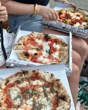 Eloise van Oranje Instagram - wat is Italië toch een fantastisch land 🤌 we begonnen onze reis in de prachtige heuvels van Toscane, vervolgens hebben we een paar dagen doorgebracht in Florence, zijn (per ongeluk) naar Rome gegaan en eindigden in Verona. ik ben vooral verrast door de prachtige straten van Verona - die zijn niet normaal! telkens wanneer ik in Italië ben, kom ik volledig tot rust, vooral omdat ik met mijn beste vriendinnen ben 🫶 ik had dit echt nodig

enorm bedankt voor al jullie tips, trouwens! ik heb ze allemaal opgeslagen in mijn ‘travels’ hoogtepunt 🍷
