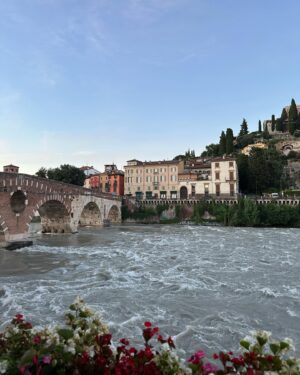 Eloise van Oranje Instagram - wat is Italië toch een fantastisch land 🤌 we begonnen onze reis in de prachtige heuvels van Toscane, vervolgens hebben we een paar dagen doorgebracht in Florence, zijn (per ongeluk) naar Rome gegaan en eindigden in Verona. ik ben vooral verrast door de prachtige straten van Verona - die zijn niet normaal! telkens wanneer ik in Italië ben, kom ik volledig tot rust, vooral omdat ik met mijn beste vriendinnen ben 🫶 ik had dit echt nodig

enorm bedankt voor al jullie tips, trouwens! ik heb ze allemaal opgeslagen in mijn ‘travels’ hoogtepunt 🍷