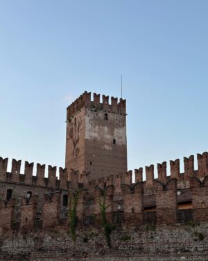 Eloise van Oranje Instagram - wat is Italië toch een fantastisch land 🤌 we begonnen onze reis in de prachtige heuvels van Toscane, vervolgens hebben we een paar dagen doorgebracht in Florence, zijn (per ongeluk) naar Rome gegaan en eindigden in Verona. ik ben vooral verrast door de prachtige straten van Verona - die zijn niet normaal! telkens wanneer ik in Italië ben, kom ik volledig tot rust, vooral omdat ik met mijn beste vriendinnen ben 🫶 ik had dit echt nodig

enorm bedankt voor al jullie tips, trouwens! ik heb ze allemaal opgeslagen in mijn ‘travels’ hoogtepunt 🍷