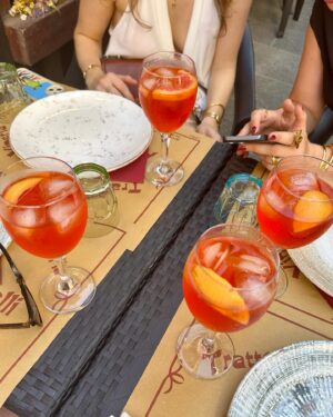 Eloise van Oranje Instagram - wat is Italië toch een fantastisch land 🤌 we begonnen onze reis in de prachtige heuvels van Toscane, vervolgens hebben we een paar dagen doorgebracht in Florence, zijn (per ongeluk) naar Rome gegaan en eindigden in Verona. ik ben vooral verrast door de prachtige straten van Verona - die zijn niet normaal! telkens wanneer ik in Italië ben, kom ik volledig tot rust, vooral omdat ik met mijn beste vriendinnen ben 🫶 ik had dit echt nodig

enorm bedankt voor al jullie tips, trouwens! ik heb ze allemaal opgeslagen in mijn ‘travels’ hoogtepunt 🍷