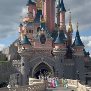 Eloise van Oranje Instagram - bedankt @disneylandparis voor deze uitnodiging bij jullie geweldige park. ik ben dankbaar dat ik ook deze 3 vriendinnen mee mocht nemen, want we hebben het zo leuk gehad samen 🥹 alles van het weekend was perfect, op mijn recente tiktok zie je het meer in detail. in het bijzonder bedankt aan rutger van @disneynl voor de organisatie #uitnodiging