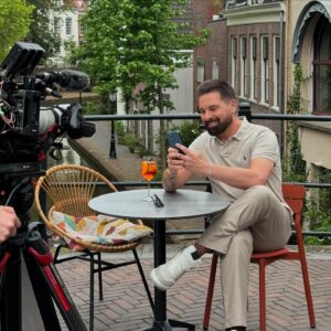 Eloy de Jong Instagram - Ich bin schon gespannt wie euch das Video für „We vieren het Leven“ gefallen wird. Was haltet ihr davon, wenn wir wieder eine YouTube Premiere planen? ❤️🎥 #neuemusik #wevierenhetleven 

We zitten midden in de montage voor de video voor mijn eerste Nederlandstalige nummer „We vieren het Leven“. Ik ben heel benieuwd hoe jullie m gaan vinden 🎥❤️ #nederlandstalig #neserlandstaligemuziek #moerstaal #ikhouvanholland @unitynl.nl @sterrennl @radiohalloo @radionlfm @ctm @jansmit