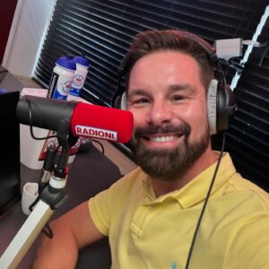Eloy de Jong Instagram - 🇳🇱Wat een fijne ontvangst vandaag bij @radionlfm en bedankt @taekewouda voor het toffe interview. Ik verheug me op mijn optreden op 14 september bij de #radionlzomertoer in Ridderkerk! 🙏🏻#wevierenhetleven #radionl #nederlandstalig 

🇩🇪Heute promo in Holland! Was habt ihr gemacht? ❤️ #schlager