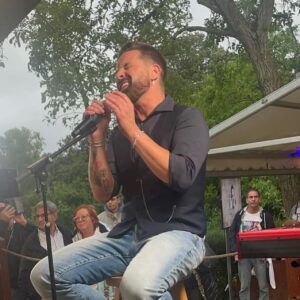 Eloy de Jong Instagram - Die Aufzeichnung von @bembel_und_gebabbel mit @bernd_reisig hat Mega viel Spaß gemacht. Immer wieder schön @vincentgross und @anna.carina.woitschack zu treffen. ❤️ #bembelundgebabbel #vincentgross #annacarinawoitschack #offenearme