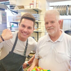 Eloy de Jong Instagram - Habt ihr gestern “Das große Promibacken - Osterspezial” geschaut? Wie fandet ihr es?
.
.
.
Ich möchte mich ganz herzlich bei meinem Coach Eddy bedanken. Mit seiner jahrelangen Erfahrung hat er vor der Aufzeichnung versucht, mir einige Tipps und Tricks in kurzer Zeit beizubringen. Danke @riegereddy4711 und danke an deine liebe Frau, sowie an deine Angestellten. 🙏🏻❤️🎂 @dasgrossebacken @sat.1 @eloydejong_support