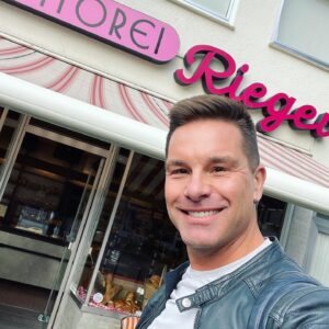 Eloy de Jong Instagram - Habt ihr gestern “Das große Promibacken - Osterspezial” geschaut? Wie fandet ihr es?
.
.
.
Ich möchte mich ganz herzlich bei meinem Coach Eddy bedanken. Mit seiner jahrelangen Erfahrung hat er vor der Aufzeichnung versucht, mir einige Tipps und Tricks in kurzer Zeit beizubringen. Danke @riegereddy4711 und danke an deine liebe Frau, sowie an deine Angestellten. 🙏🏻❤️🎂 @dasgrossebacken @sat.1 @eloydejong_support