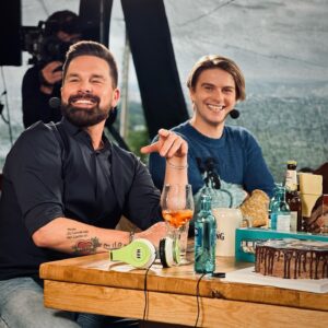 Eloy de Jong Instagram - Gestern hatten wir jede Menge Spaß auf dem Lohrberg! Das Bembel & Gebabbel Schlager Special war trotz Regen eine tolle Party! 🥳

Gefeiert haben wir mit der wunderbaren @anna.carina.woitschack , dem mega sympathischen @vincentgross und dem großartigen @eloydejong ✨

… uuuuund natürlich mit euch! Dem tollsten Publikum, das wir uns für diese Schlager-Party wünschen hätten können. 🫶🏼

Es gab jede Menge zu Lachen, die längste Polonaise, die der Lohrberg je gesehen hat, aber auch gefühlvolle Gänsehaut-Momente. 😍

Das große Schlager-Special von und mit @bernd_reisig seht ihr ab nächsten Dienstag auf 
WWW.BEMBEL-UND-GEBABBEL.DE 📺

#bembelundgebabbel #ffm #frankfurt #069 #talkshow #ffh #ffhtalk #fussball #newreels
#talk #online #promi #vip #interesting #sport #kultur #entertainment #lohrberg #lohrbergschänke #kult#FrankfurterUnterhaltung#LokalePersönlichkeiten #TalkshowHighlight
#RegionalerPromiTalk #hessentalk