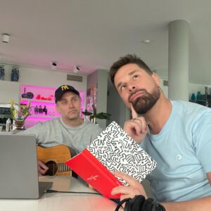 Eloy de Jong Instagram - Heute mit meinem Kumpel
.
.
.
@megensniels bei mir zu Hause an neuer Musik gearbeitet. Was habt ihr heute gemacht? ❤️Eloy #schlager #kreativmiteloy 

Vandaag met goede vriend Niels bij mij thuis aan nieuwe muziek gewerkt. Wordt echt tof! Wat hebben jullie vandaag gedaan? ❤️Eloy #wevierensamenhetleven  #nieuwemuziek