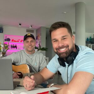 Eloy de Jong Instagram - Heute mit meinem Kumpel
.
.
.
@megensniels bei mir zu Hause an neuer Musik gearbeitet. Was habt ihr heute gemacht? ❤️Eloy #schlager #kreativmiteloy 

Vandaag met goede vriend Niels bij mij thuis aan nieuwe muziek gewerkt. Wordt echt tof! Wat hebben jullie vandaag gedaan? ❤️Eloy #wevierensamenhetleven  #nieuwemuziek