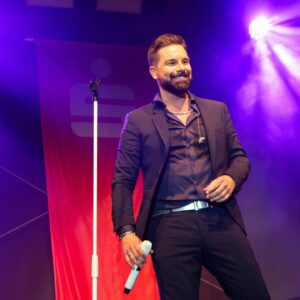 Eloy de Jong Instagram - Aufgrund des schlechten Wetters verzögerte sich mein Auftritt in Ahlen. Danke, dass trotzdem noch so viele Menschen zurückkamen als alles wieder sicher war. ❤️ #schlager #konzert #ahlenerstadtfest #offenearme Bilder @eloydejong_support