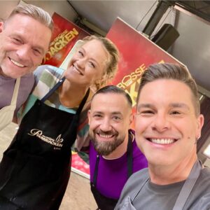 Eloy de Jong Instagram - Morgen ist es endlich so weit!
.
.
.
Das große Promibacken - Osterspezial wird ausgestrahlt. Ich habe es als Backkücken wirklich genossen! Neben dem Spaß am Backen, hatten wir auch mega viel Spaß untereinander. Danke @sarellax3 @lisa_feller_official @sabrinamockenhauptofficial @buergerlarsdietrich_official und @haesslerthomas10 für die tolle Zeit! Schaltet ihr ein? Am Mittwoch um 20:15 Uhr auf @sat.1
