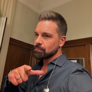 Eloy de Jong Instagram - Aufgrund des schlechten Wetters verzögerte sich mein Auftritt in Ahlen. Danke, dass trotzdem noch so viele Menschen zurückkamen als alles wieder sicher war. ❤️ #schlager #konzert #ahlenerstadtfest #offenearme Bilder @eloydejong_support