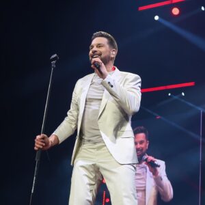 Eloy de Jong Instagram - @dieschlagernachtdesjahres in München war Super! Danke an alle die so toll gefeiert haben ❤️ Bilder @eloydejong_support @swrschlager @renet.comedy

Mooi feestje gebouwd in München gisteren! ❤️