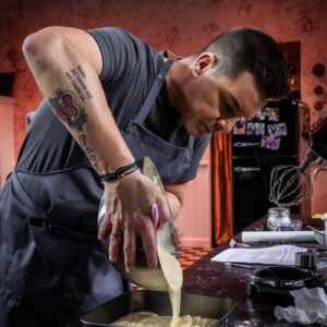 Eloy de Jong Instagram - Im Osterspezial von @dasgrossebacken treten je drei prominente Back-Küken mit einem alten Back-Hasen an ihrer Seite gegeneinander an  Am Mittwoch 27. März um 20:15 in @sat.1. Schaltet ihr ein? ❤️🥚🎂 #dasgrossepromibacken #osterspezial Bilder: © SAT.1/Claudius Pflug