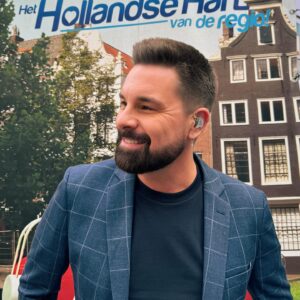 Eloy de Jong Instagram - Das war die @radionlfm Zomertour in Assen. Heute werde ich in Ahlen beim #ahlenerstadtfest auf der Bühne stehen. Ich hoffe trotz dem Fußballspiel viele von euch treffen zu können. See you later! ❤️ #schlager #konzert #ahlen @ctmentertainment @vosound_