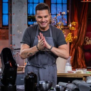 Eloy de Jong Instagram - Im Osterspezial von @dasgrossebacken treten je drei prominente Back-Küken mit einem alten Back-Hasen an ihrer Seite gegeneinander an  Am Mittwoch 27. März um 20:15 in @sat.1. Schaltet ihr ein? ❤️🥚🎂 #dasgrossepromibacken #osterspezial Bilder: © SAT.1/Claudius Pflug