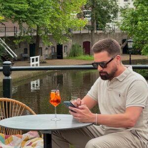 Eloy de Jong Instagram - Ich bin schon gespannt wie euch das Video für „We vieren het Leven“ gefallen wird. Was haltet ihr davon, wenn wir wieder eine YouTube Premiere planen? ❤️🎥 #neuemusik #wevierenhetleven 

We zitten midden in de montage voor de video voor mijn eerste Nederlandstalige nummer „We vieren het Leven“. Ik ben heel benieuwd hoe jullie m gaan vinden 🎥❤️ #nederlandstalig #neserlandstaligemuziek #moerstaal #ikhouvanholland @unitynl.nl @sterrennl @radiohalloo @radionlfm @ctm @jansmit