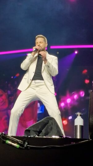 Eloy de Jong Instagram - LOVE IS EVERYWHERE bei der Schlagernacht des Jahres in Köln. Der Song womit alles angefangen hat. Was war dein favorite 90er Song?❤️ #schlager #eloydejong

Naast mijn solohits mag deze CITA evergreen natuurlijk ook nooit ontbreken bij mijn optredens. Wat was jouw favoriete 90er Hit? ❤️ #wevierenhetleven #boyband #caughtintheact