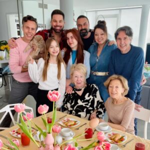 Eloy de Jong Instagram - Meine Familie und ich wünschen dir und deinen Liebsten frohe Ostern und entspannte Feiertage. 💛🐣 #froheostern #familienleben #schlager

Mijn familie en ik wensen jullie een hele fijne Pasen. Geniet van elkaar 💛🐣 #vrolijkpasen #tijdvoorelkaar @lu.mons.3 @mons.ink @junelisacarmesi