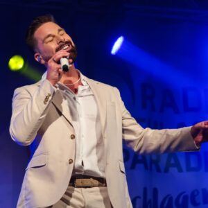 Eloy de Jong Instagram - Danke @radioschlagerparadies @jankunath und die Fans für die tolle Zeit in Vacha! „Immer wieder du, immer wieder ich, immer wieder wir besser geht es nicht.“ ❤️ #diebestefans #schlager #radioschlagerparadies Bilder @eloydejong_support