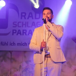 Eloy de Jong Instagram - Danke @radioschlagerparadies @jankunath und die Fans für die tolle Zeit in Vacha! „Immer wieder du, immer wieder ich, immer wieder wir besser geht es nicht.“ ❤️ #diebestefans #schlager #radioschlagerparadies Bilder @eloydejong_support