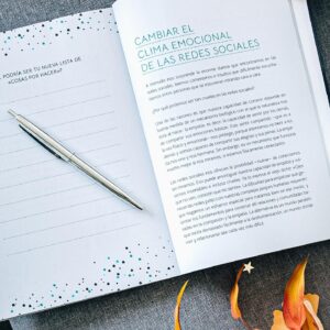 Elsa Punset Instagram - ¡Buenos días! Hoy llega ya a las librerías. Ojalá pueda servirte y acompañarte para vivir en estos tiempos únicos, extraordinarios 🙏😊#fuerteslibresynómadas #libreros  #inteligenciaemocional #tiemposextraordinarios #elsapunset