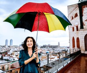 Elsa Punset Instagram - ¡Feliz viernes! Esta es la preciosa foto que me hizo Xavier Cervera/La Vanguardia para acompañar la excelente Contra de Víctor Amela hace unos días. Me gusta todo lo que dice la imagen y por esto la comparto aquí 😊👍 #colores #optimismointeligente #fuerteslibresynómadas