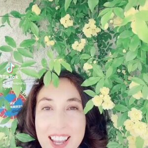 Elsa Punset Instagram - Nada dura, pero todo importa...😊#labalanzadelafelicidad #inteligenciaemocional #primavera