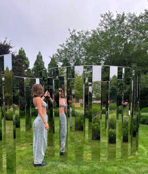 Elsie Hewitt Instagram - Camp Rock knees in the garden if u know u know